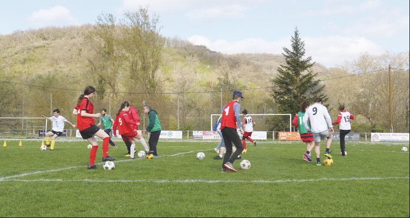 Résidents de l’ABSEAH et footballeuses de l’Entente féminine jouant au ballon au stade de Vabres-L’Abbaye